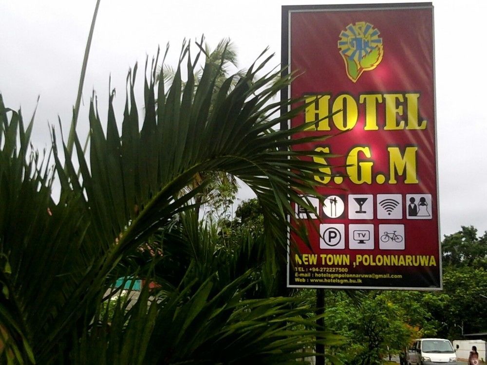 Nirmala Hotel And Restaurant ポロンナルワ エクステリア 写真