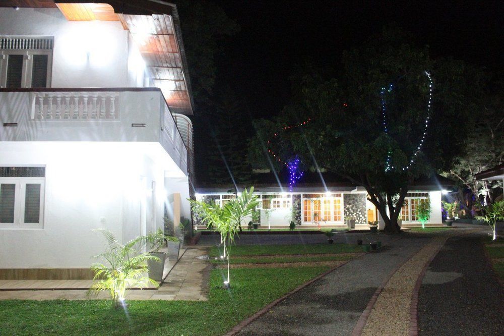 Nirmala Hotel And Restaurant ポロンナルワ エクステリア 写真