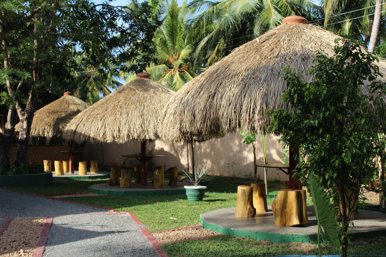 Nirmala Hotel And Restaurant ポロンナルワ エクステリア 写真