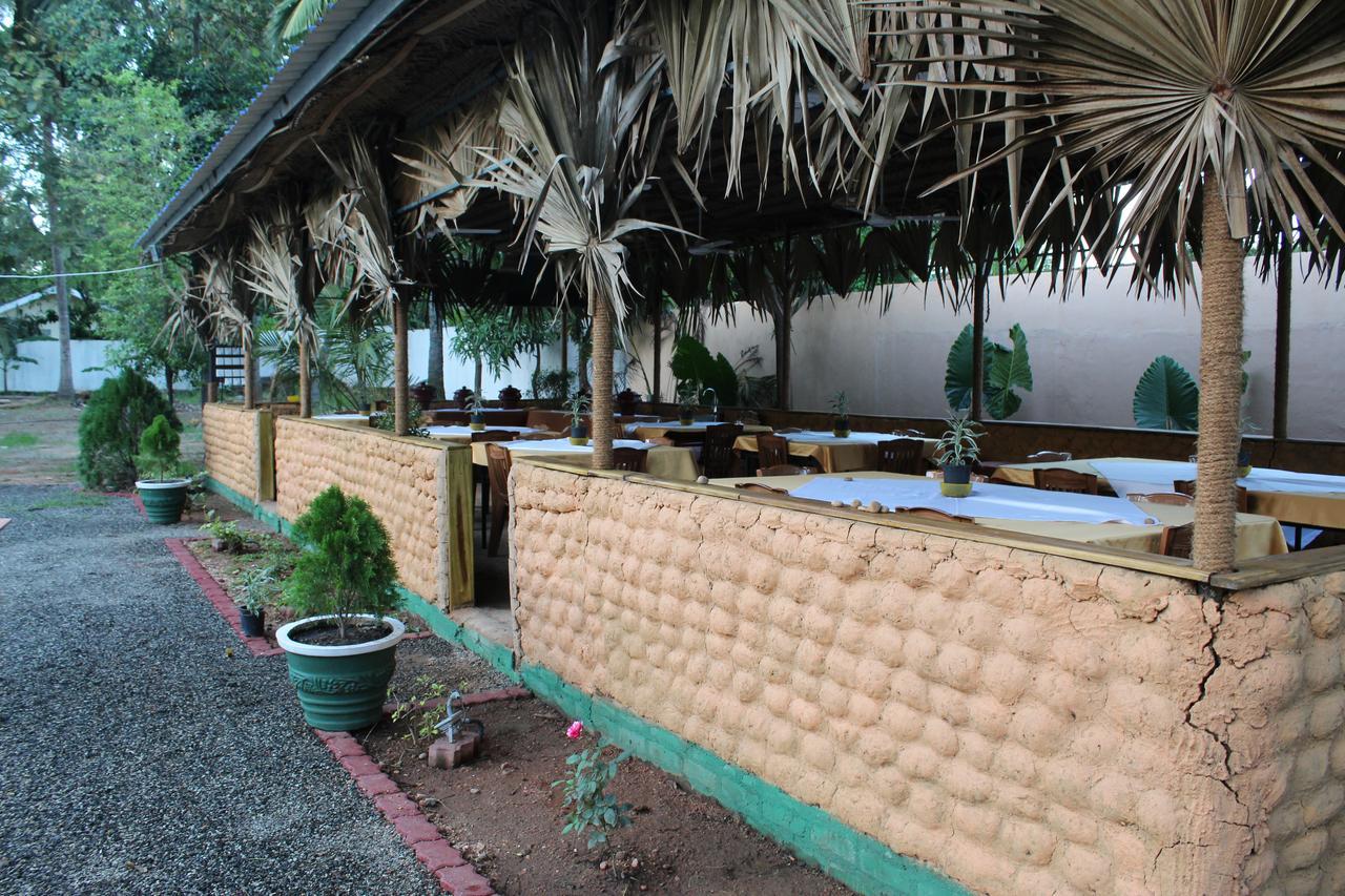 Nirmala Hotel And Restaurant ポロンナルワ エクステリア 写真