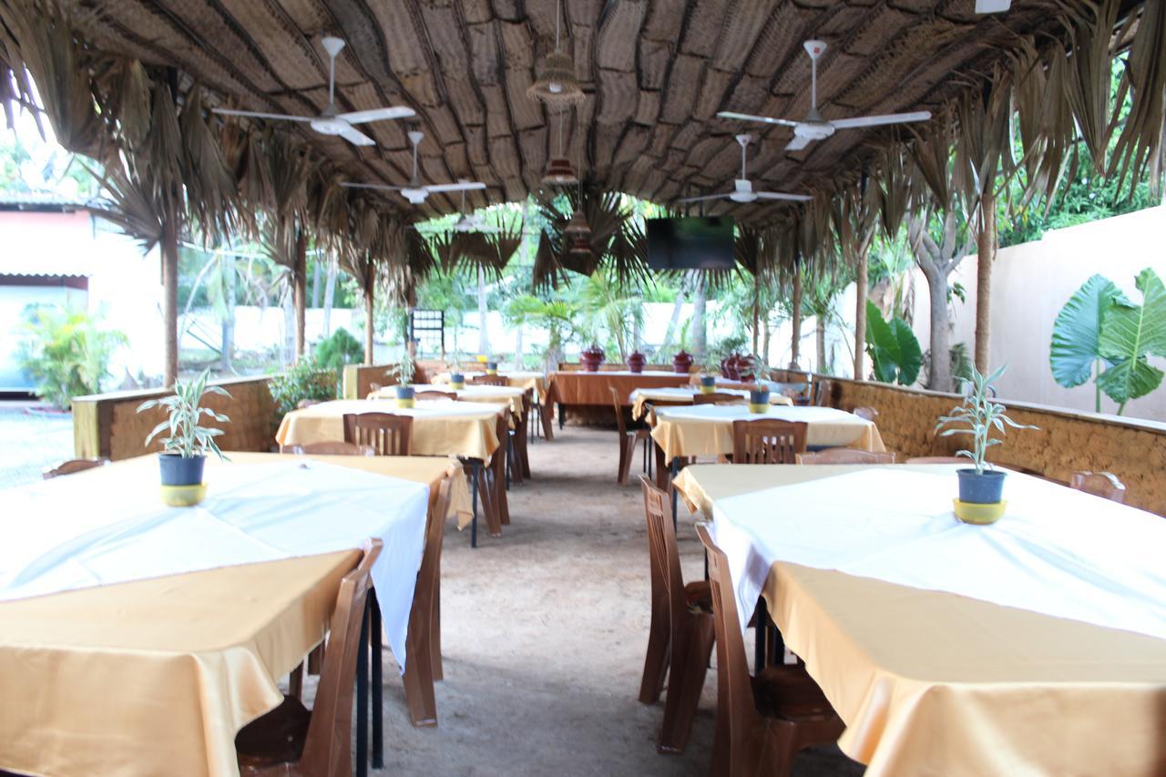 Nirmala Hotel And Restaurant ポロンナルワ エクステリア 写真