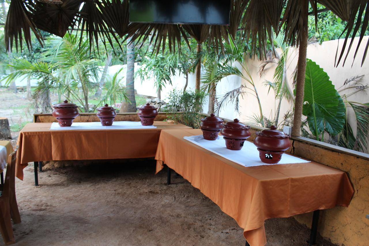 Nirmala Hotel And Restaurant ポロンナルワ エクステリア 写真